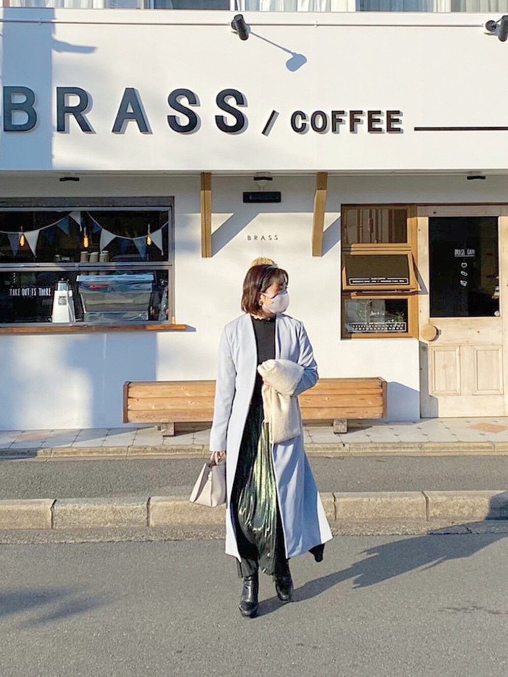 「カフェ、コート、スカート、プリーツスカート、LagunaMoon、JEANASiS、RANDA、ショートヘア、ootd」｜「LAGUNAMOONのノーカラーロングコート（ノーカラーコート、ブルー系）」を使った、t a k i .さん（レディース・158cm）の冬コーディネートの1枚目の写真