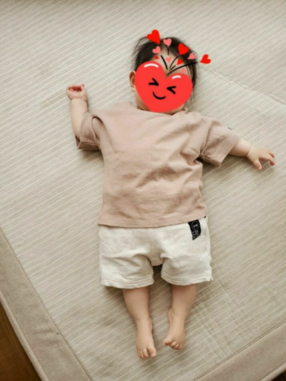 「生後８ヶ月、男の子、夏コーデ、赤ちゃん、男の子コーデ、ベージュ、モノトーン」｜「F.O.KIDSのデイリーハーフパンツ 5分丈（その他パンツ、ホワイト系）」を使った、(ФωФ)nyanさん（キッズ・80cm）の春コーディネートの1枚目の写真