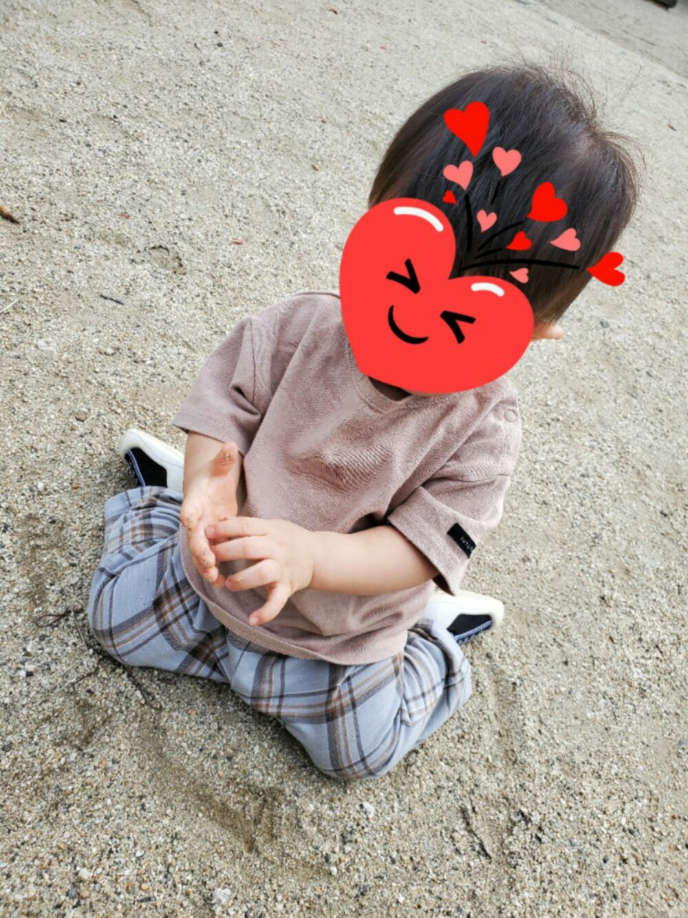 「男の子、チェックパンツ、バースデイ、ベージュ、1歳、秋のコーデ、フタフタ」｜「Birthdayのアイテム（Tシャツ/カットソー、ベージュ系）」を使った、(ФωФ)nyanさん（キッズ・80cm）の秋コーディネートの1枚目の写真