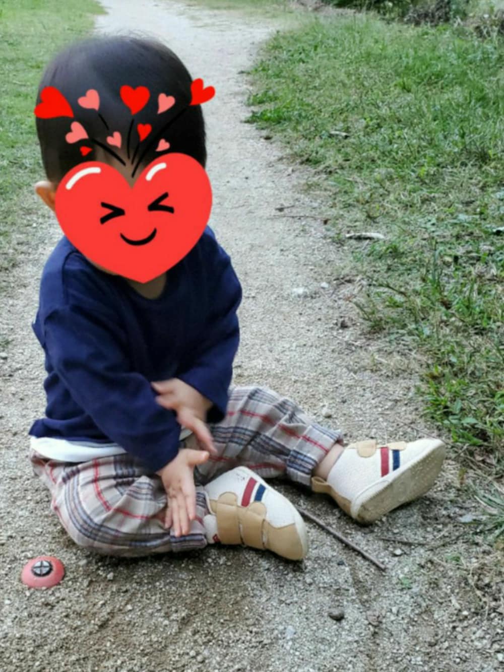 「ビールーム、男の子、チェック、ファーストシューズ、アシックス、1歳1ヶ月、秋のコーデ、すくすく」｜「b・ROOMのレイヤード風長袖Tシャツ（Tシャツ/カットソー、ブルー系）」を使った、(ФωФ)nyanさん（キッズ・80cm）の秋コーディネートの1枚目の写真