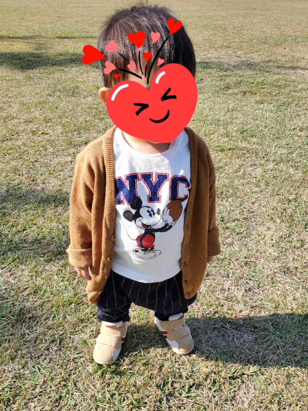 「1歳1ヶ月、公園、男の子、ファーストシューズ、asics、カーディガン、ブリーズ」｜「petit mainの【DISNEY】バスケットミッキーデザインTシャツ（Tシャツ/カットソー、ホワイト系）」を使った、(ФωФ)nyanさん（キッズ・80cm）の秋コーディネートの1枚目の写真