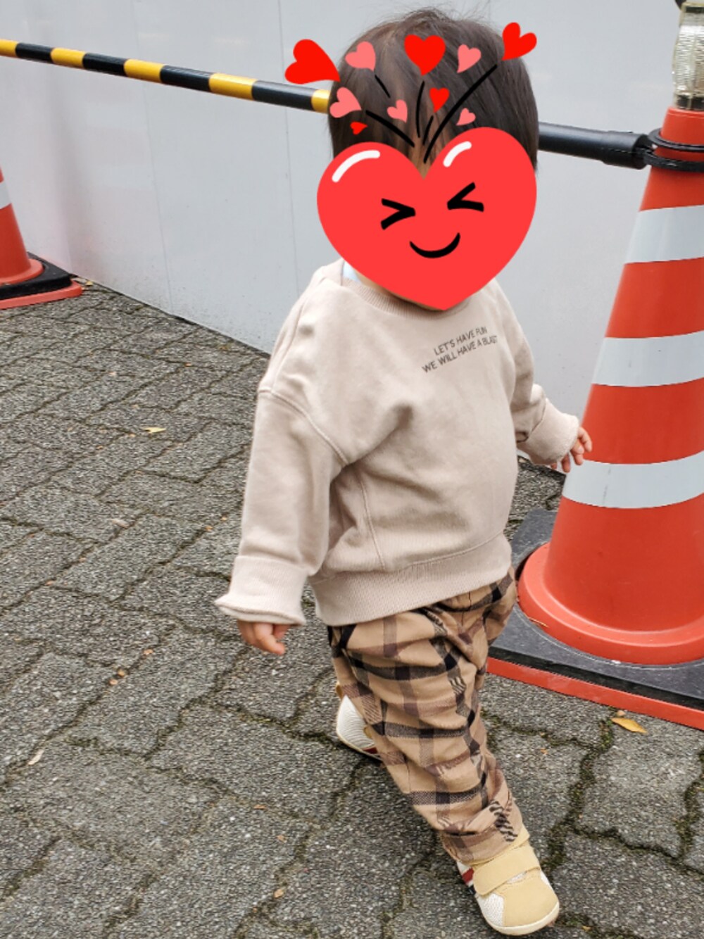 「ベージュ、チェックパンツ、男の子、1歳1ヶ月、ブリーズ、アシックス」｜「BREEZEのスタンダードトレーナー（スウェット、ベージュ系）」を使った、(ФωФ)nyanさん（キッズ・80cm）の秋コーディネートの1枚目の写真