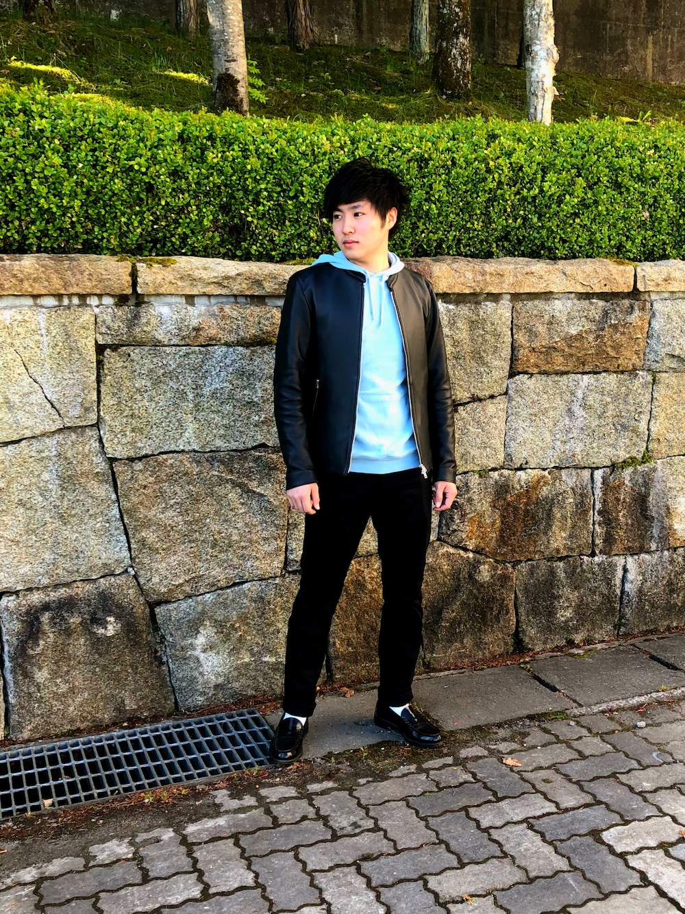 「シンプル、春コーデ、ootd、ブラック、ライトブルー、パーカー、ビッグシルエット、黒スキニー、ローファー、LIDnM」｜「NANO universeのアイテム（パーカー、ブルー系）」を使った、こーだいさん（メンズ・171cm）の春コーディネートの1枚目の写真