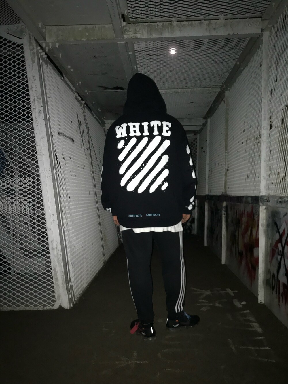 「ストリート、off white、スニーカー、おしゃれさんと繋がりたい、シンプル、秋コーデ、ナイキ、パーカー」｜「off whiteのアイテム（パーカー、ブラック系）」を使った、れんさん（メンズ・175cm）の秋コーディネートの1枚目の写真