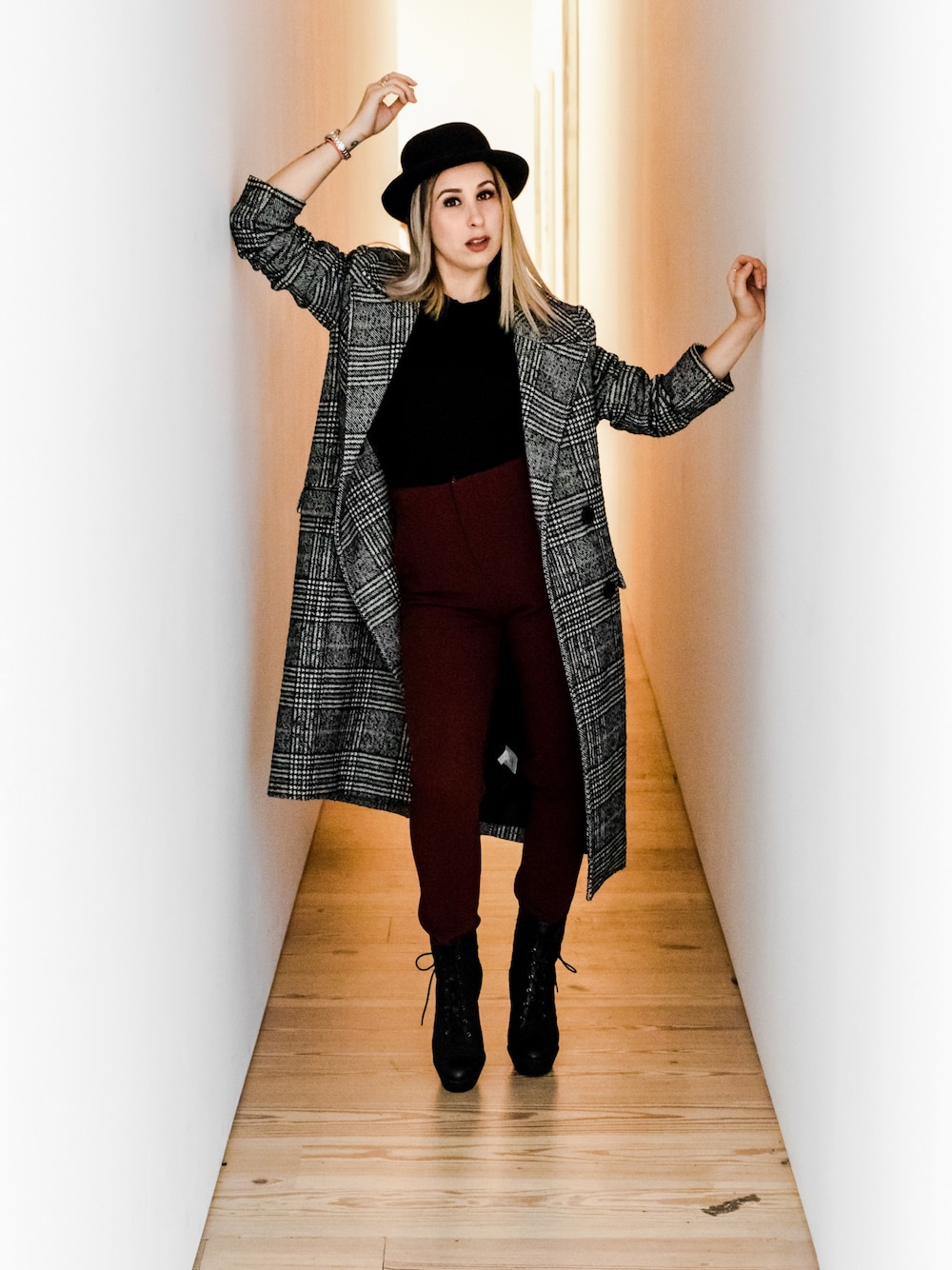 「coat、winter、fashion、STYLE、fashion blogger、winter wearing、hat、express、ZARA」｜「FOREVER 21のアイテム（スラックス、その他）」を使った、Michelle Mirandaさん（レディース・163cm）の冬コーディネートの1枚目の写真