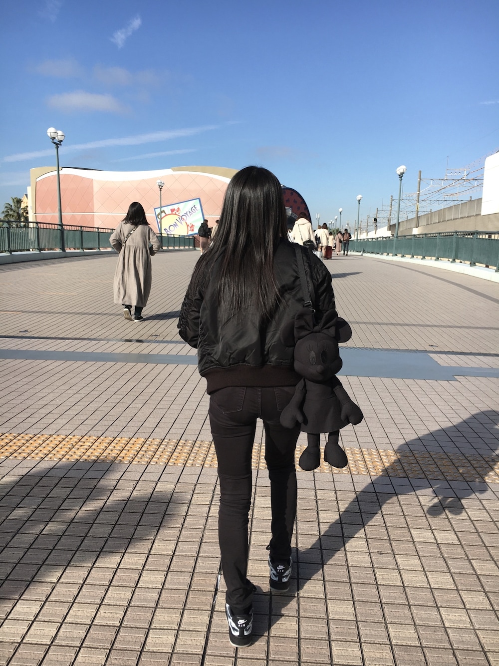 「ディズニー、オールブラック」｜「AMBUSHのアイテム（ショルダーバッグ、ブラック系）」を使った、Hさん（レディース・152cm）の冬コーディネートの1枚目の写真