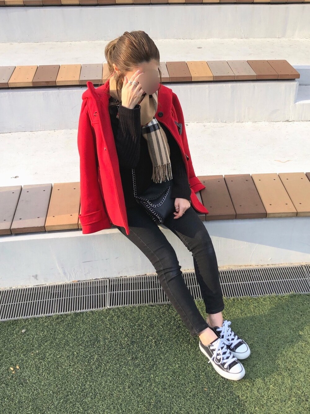 「シンプルコーデ、プチプラコーデ、ダッフルコート、バーバリー風、スキニーデニム」｜「CONVERSEのCONVERSE コンバース キャンバースオールスターOX（スニーカー、ブラック系）」を使った、Kさん（レディース・153cm）の冬コーディネートの1枚目の写真