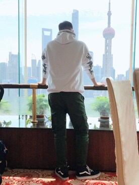 「iT（イット）のアイテム（パンツ）」を使った、大寶さん（メンズ・180cm）の春コーディネート