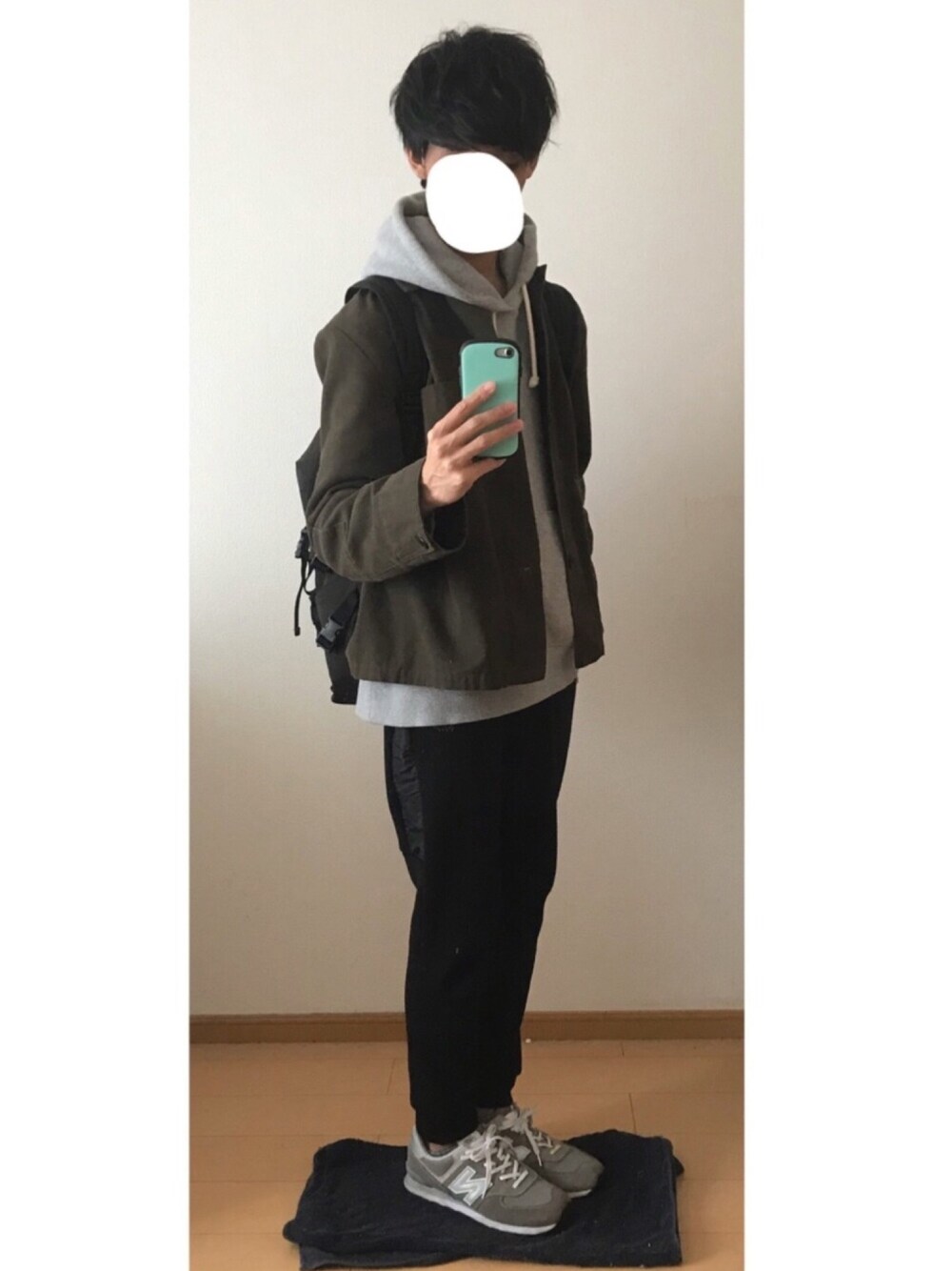 「カジュアル、春コーデ、パーカー、休日スタイル、ジョガーパンツ、スニーカー、GU、DOOPZ、ニューバランス、いいね返し」｜「DOOPZのDOOPZ ミニマルショートカバーオール（カバーオール、グリーン系）」を使った、きぬさん（メンズ・178cm）の春コーディネートの1枚目の写真