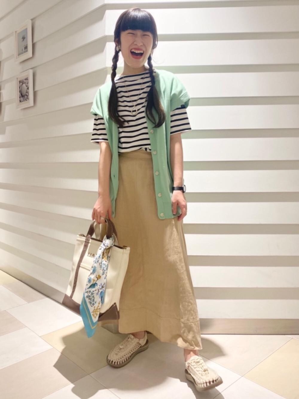 「カーディガン、スカート、Tシャツ/カットソー、👟バッグ、ニット/セーター」｜「green label relaxingのFM シェルプレート ミックス イヤリング（イヤリング、ホワイト系）」を使った、ｶﾝさん（レディース・153cm）の春コーディネートの1枚目の写真