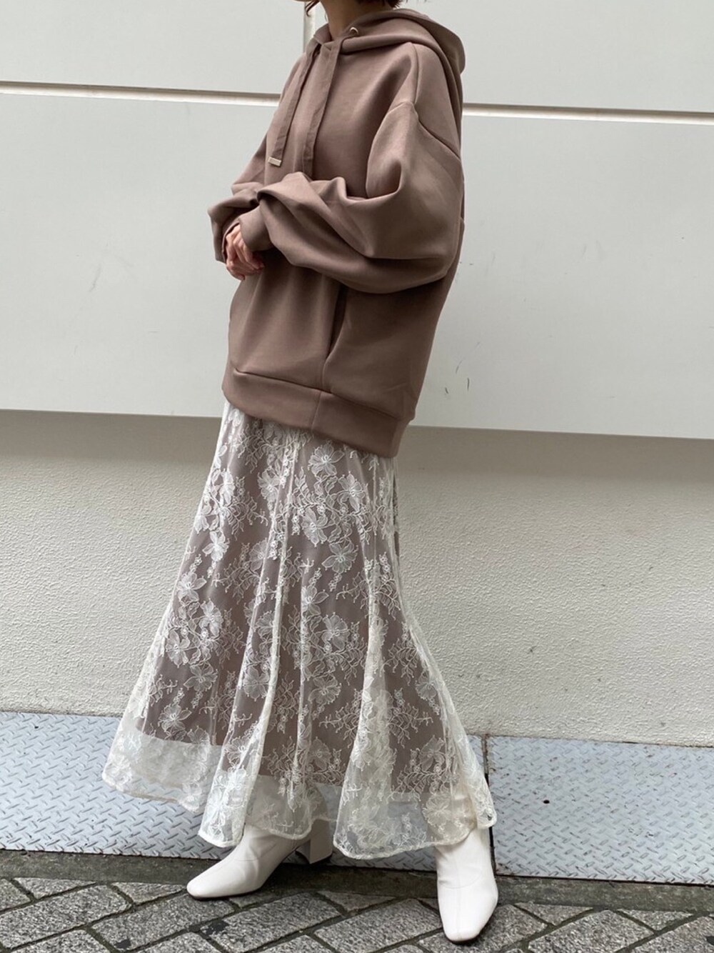「パーカー、レーススカート、秋コーデ、低身長コーデ、ブーツ」｜「natural coutureのosono レーススカート（スカート、ベージュ系）」を使った、おまいさん（レディース・152cm）の秋コーディネートの1枚目の写真