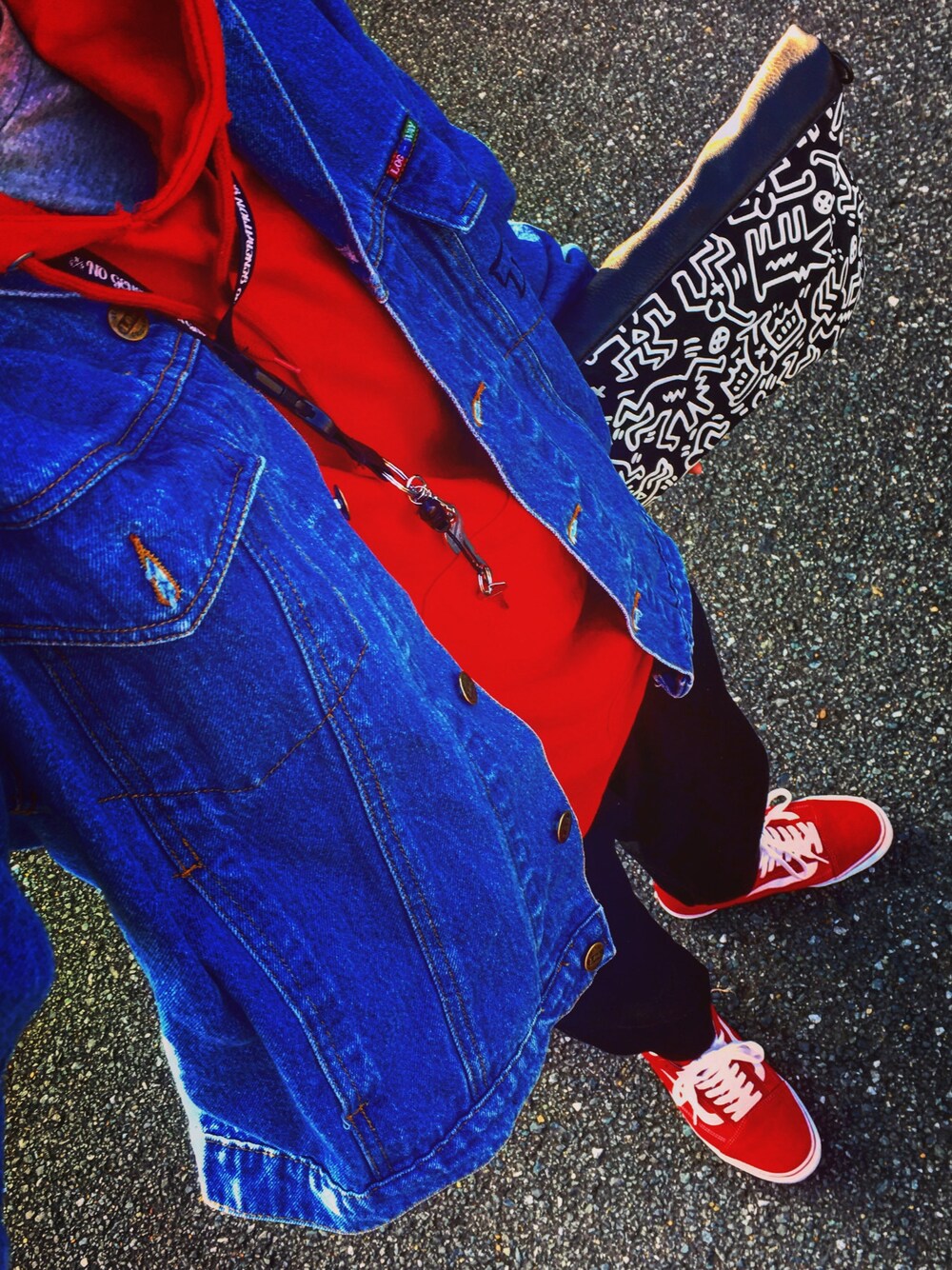 「デニム、ストリート、冬、福岡、A BATHING APE、VANS、oldschool、赤、BIG、Keith Haring」｜「A BATHING APEのアイテム（パーカー、レッド系）」を使った、スタミナ太郎さん（メンズ・170cm）の冬コーディネートの1枚目の写真
