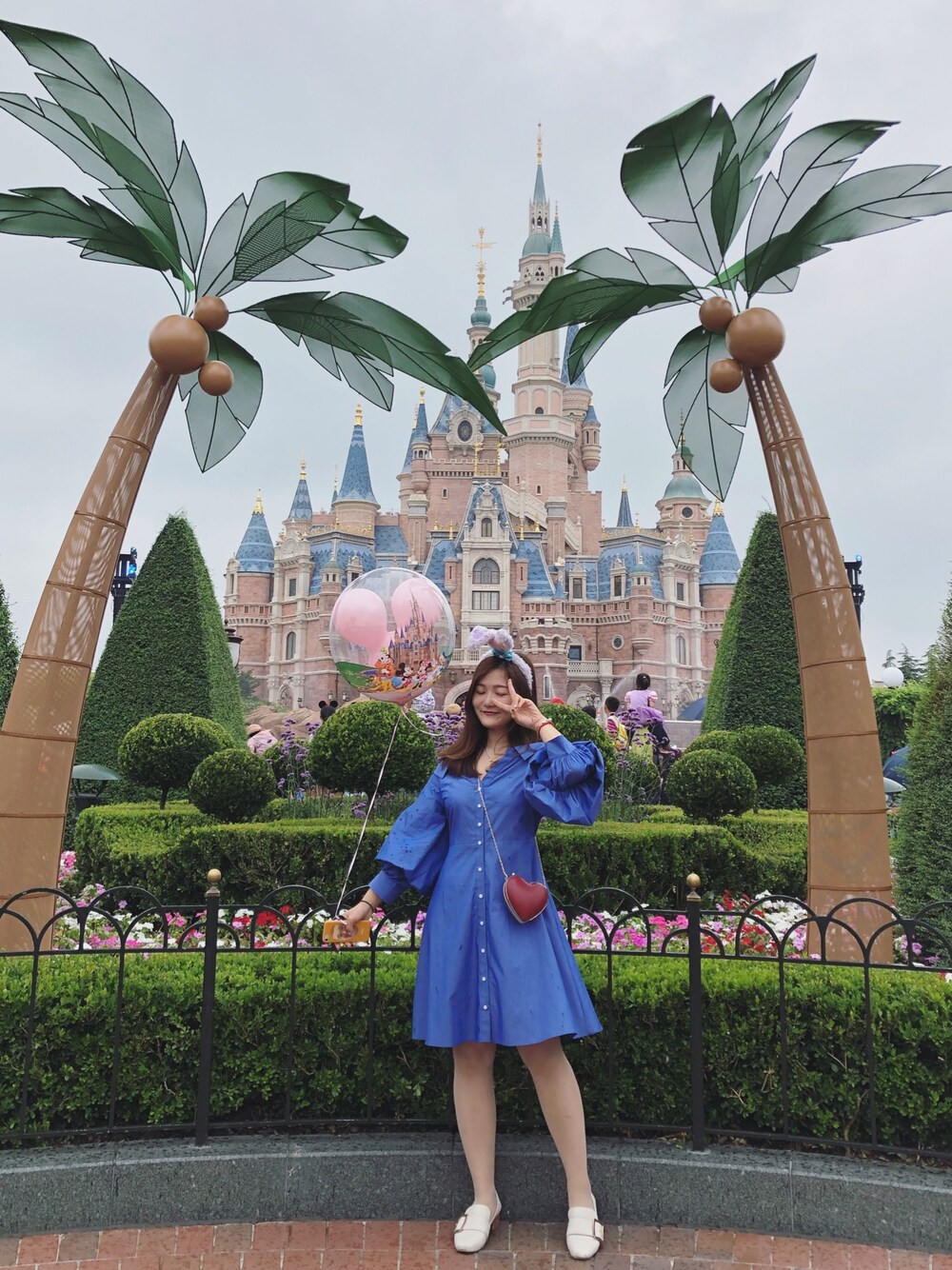 「Disney land、Kawaii」｜「urban revivoのアイテム（シャツワンピース、ブルー系）」を使った、Mancyさん（レディース・164cm）の夏コーディネートの1枚目の写真