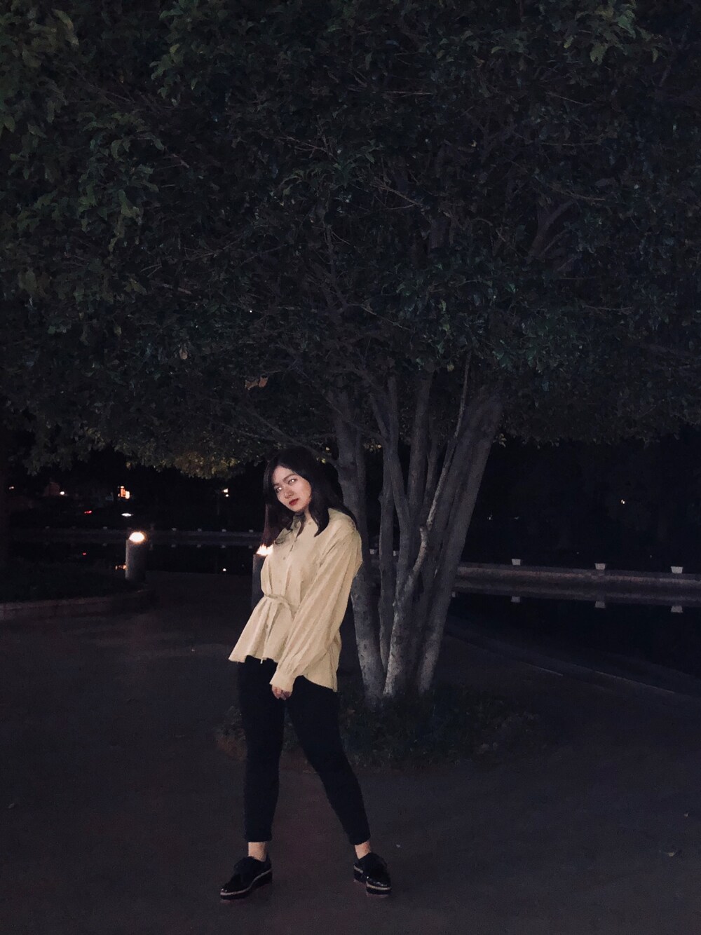 「shopping、BAR」｜「8secondsのアイテム（シャツ/ブラウス、ベージュ系）」を使った、Mancyさん（レディース・164cm）の夏コーディネートの1枚目の写真