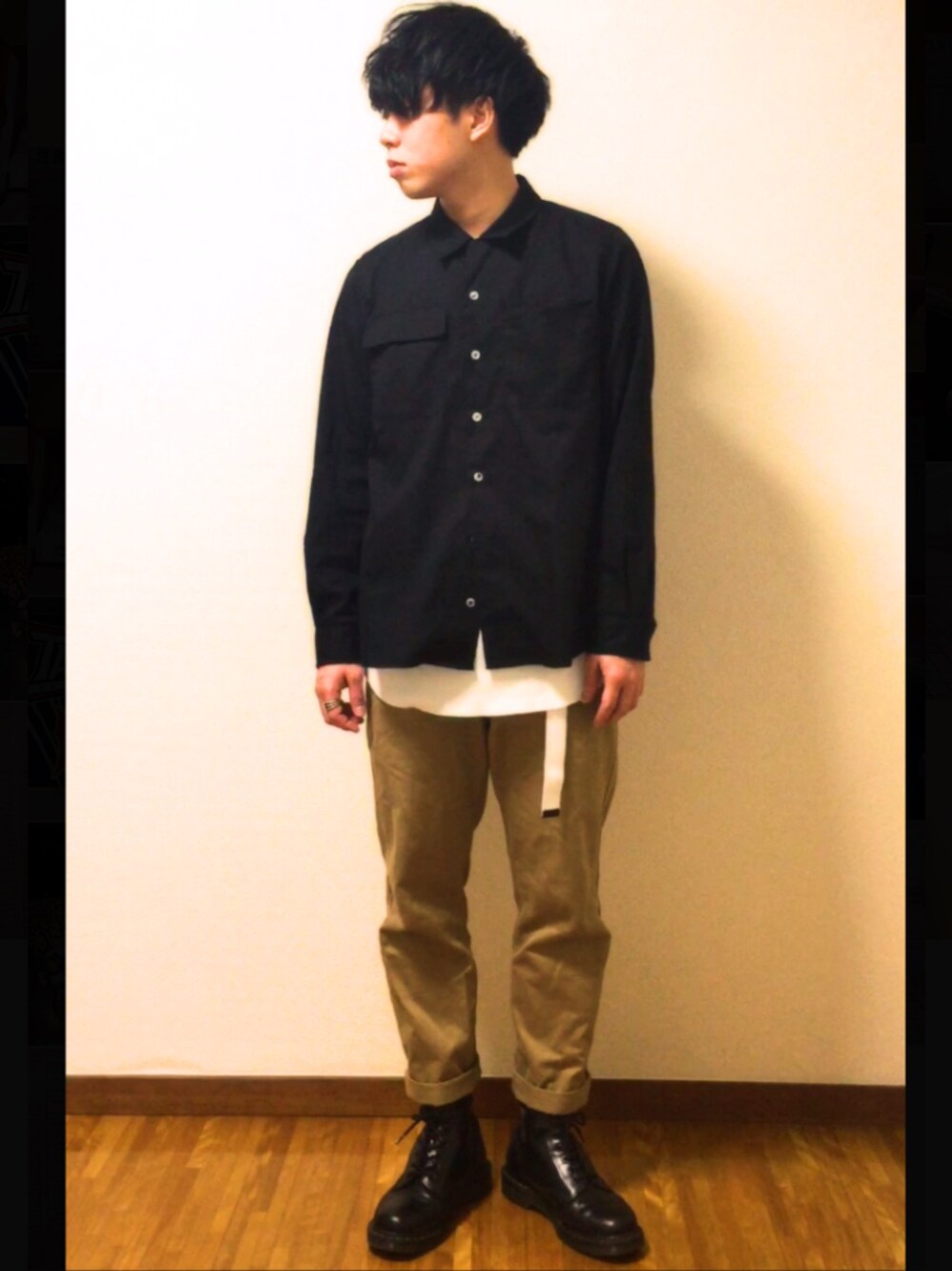 ブラック系のシャツ/ブラウス、ホワイト系のタンクトップ、ベージュ系のチノパンツを着用したメンズの春コーディネートの1枚目の写真