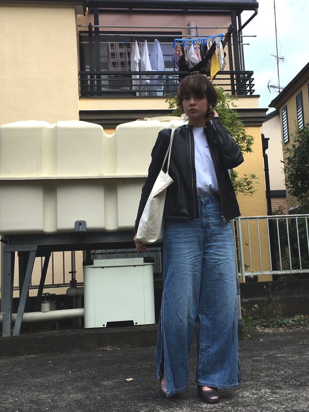 「ラメ、キラキラ、パンプス、ワイドパンツ、白Tシャツ、革ジャン、レザージャケット、シンプル、カジュアル」｜「patagoniaのパタゴニア / メンズ・ロングスリーブ・P-6ロゴ・レスポンシビリティー（Tシャツ/カットソー、ホワイト系）」を使った、FBKさん（レディース・160cm）の秋コーディネートの1枚目の写真
