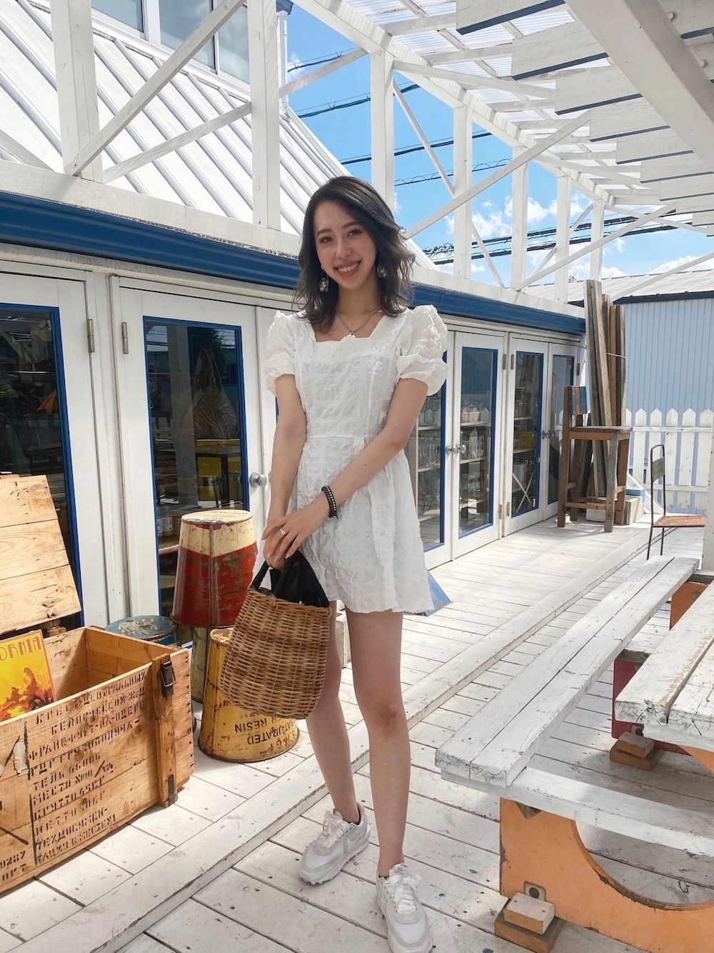 「夏、ホワイトコーデ、ワンピース×スニーカー、スポーティー、きれいめカジュアル、おしゃれさんと繋がりたい、休日スタイル」｜「Sacaiのアイテム（スニーカー、ホワイト系）」を使った、jirucocoさん（レディース・163cm）の夏コーディネートの1枚目の写真