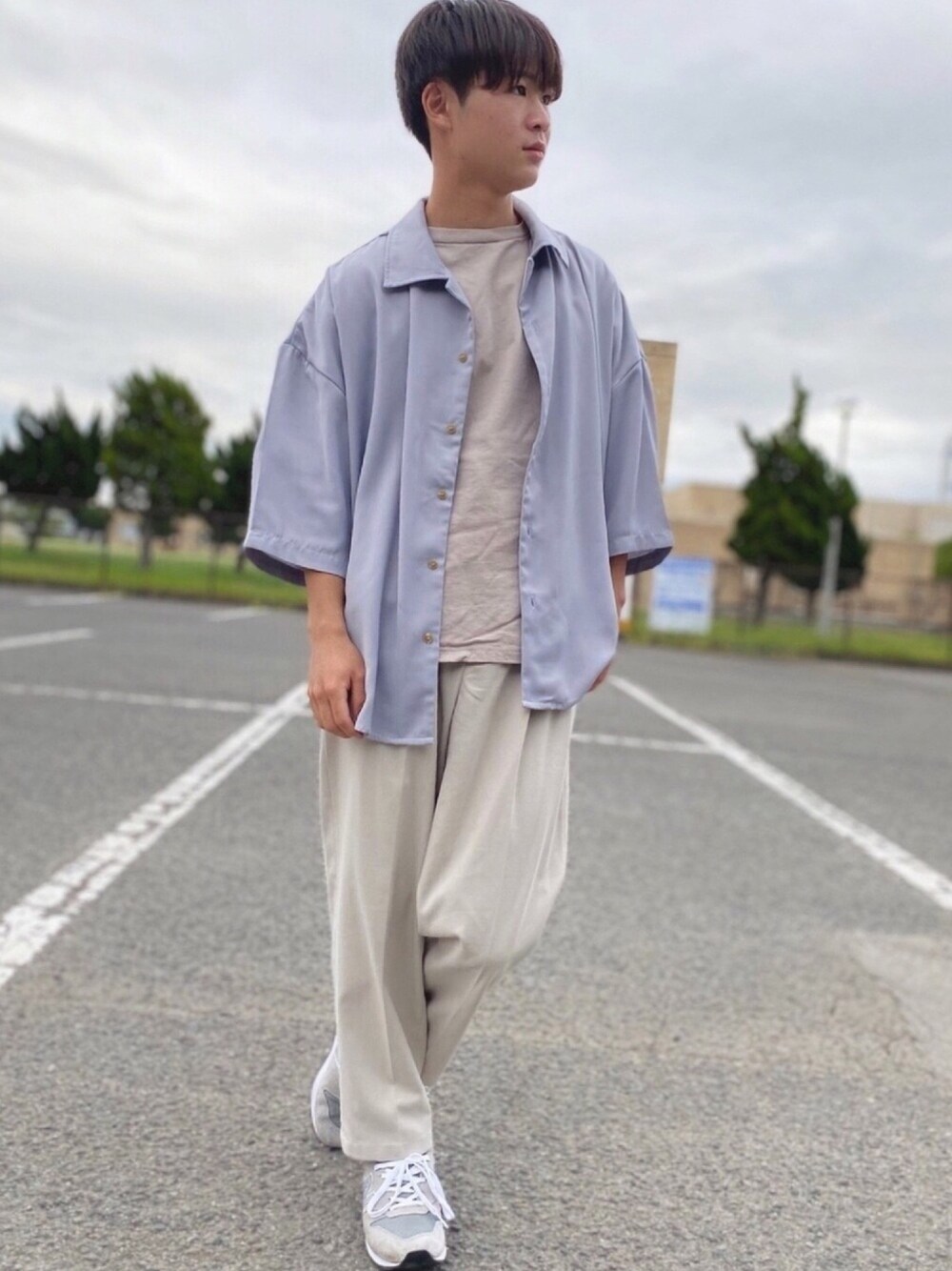 ブルー系のシャツ/ブラウス、ベージュ系のTシャツ/カットソー、ホワイト系のその他パンツを着用したメンズの夏コーディネートの1枚目の写真