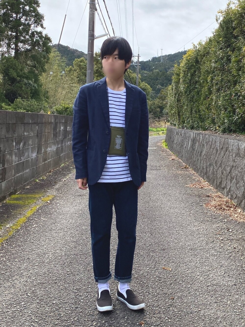 ブルー系のテーラードジャケット、ホワイト系のTシャツ/カットソー、ブルー系のデニムパンツを着用したメンズの春コーディネートの1枚目の写真