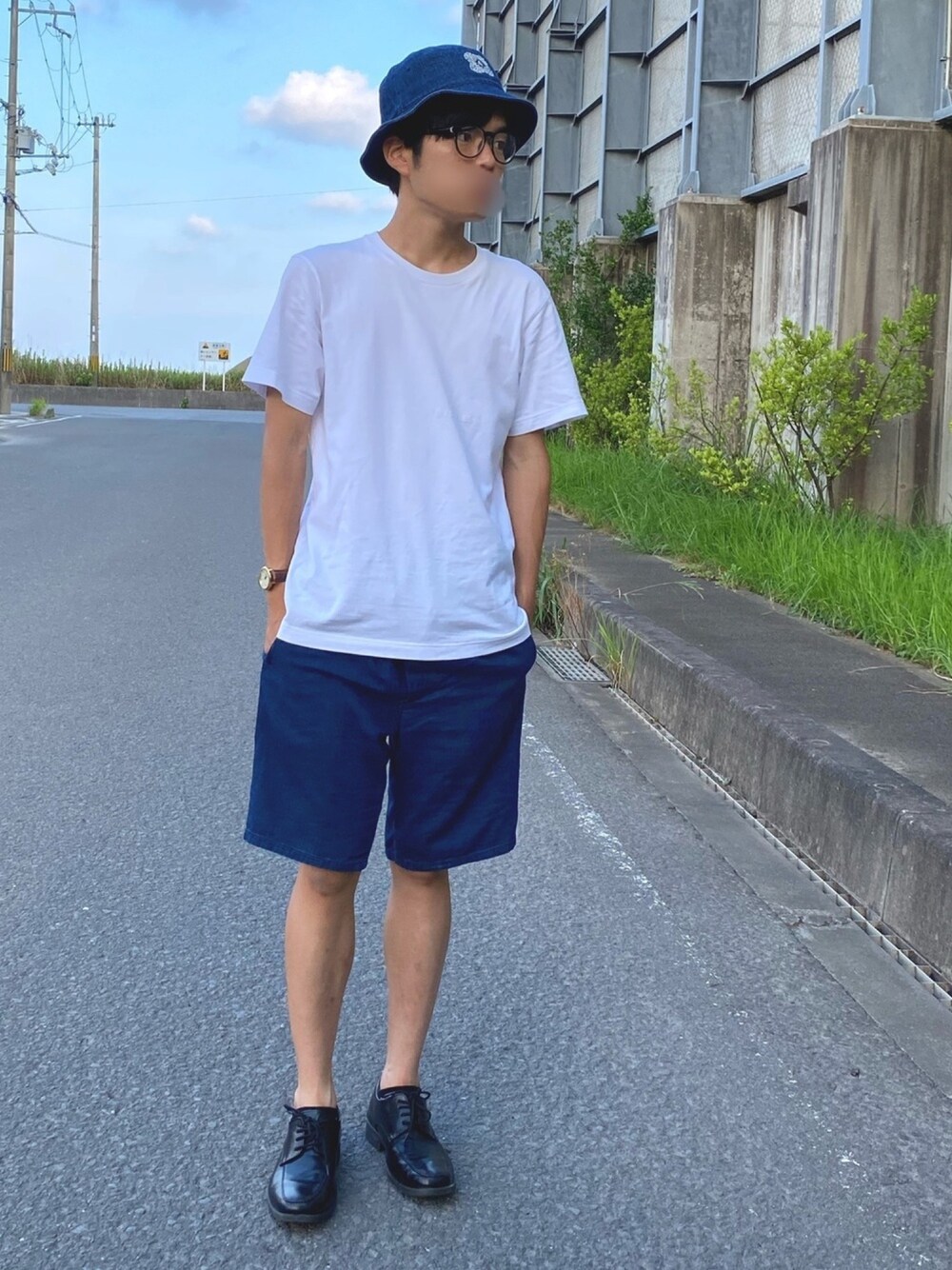 ホワイト系のTシャツ/カットソー、ブルー系のパンツ、ブラック系のシューズを着用したメンズの夏コーディネートの1枚目の写真