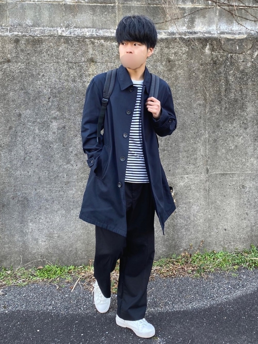 ブルー系のステンカラーコート、ホワイト系のTシャツ/カットソー、ブラック系のバックパック/リュックを着用したメンズの冬コーディネートの1枚目の写真