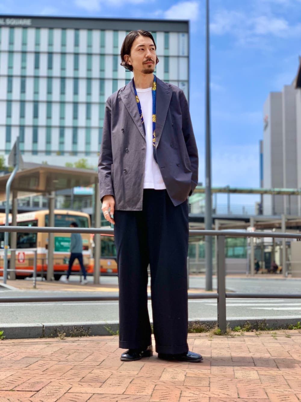 URBAN RESEARCHのテーラードジャケットを使った「スカーフ」の人気