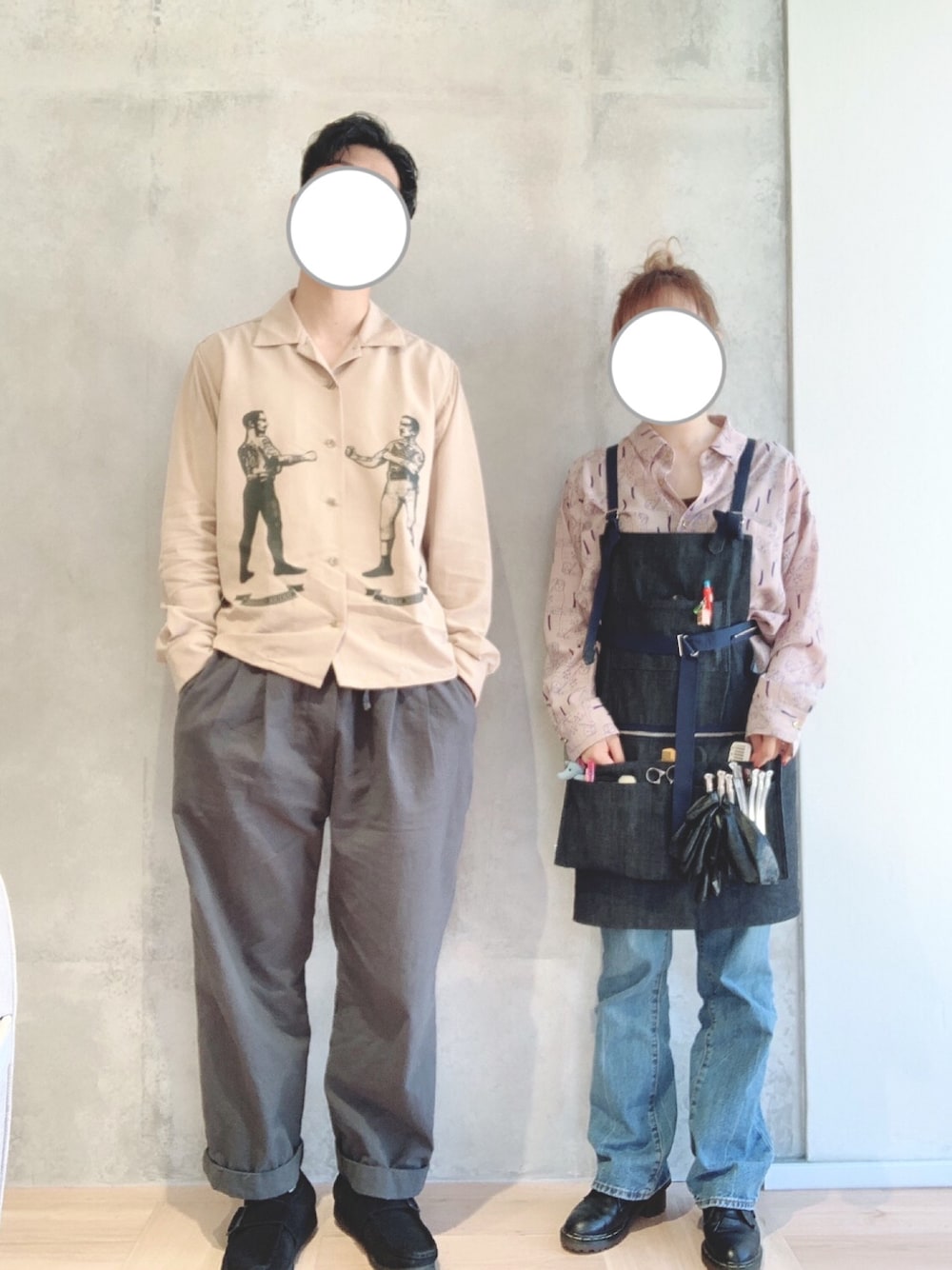 ブラック系のモカシン/デッキシューズを着用したメンズの夏コーディネートの1枚目の写真