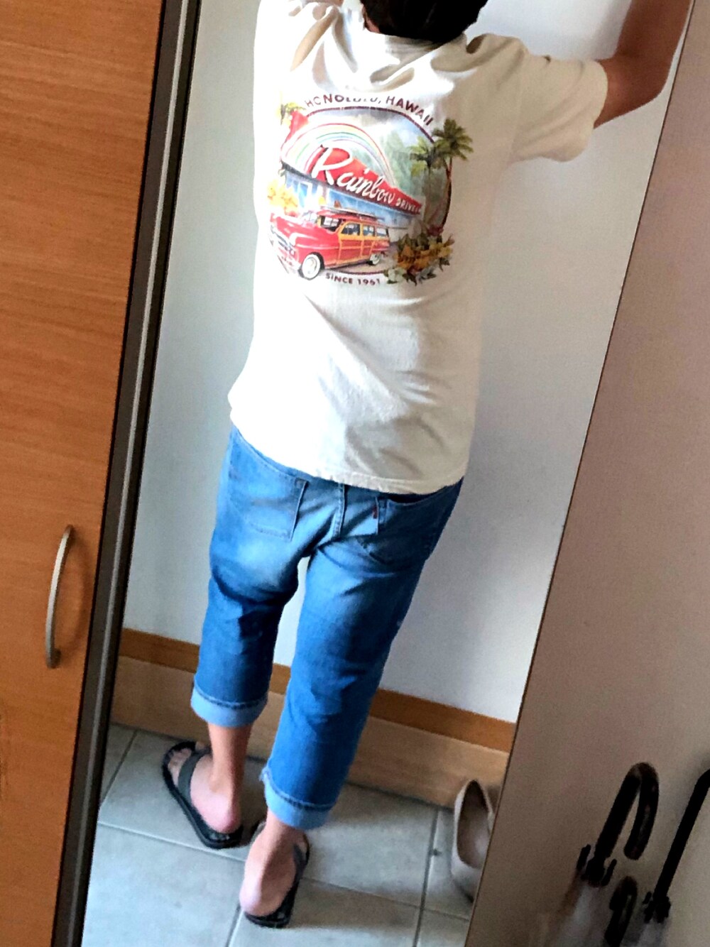 グレー系のサンダル、イエロー系のTシャツ/カットソーを着用したメンズの春コーディネートの1枚目の写真