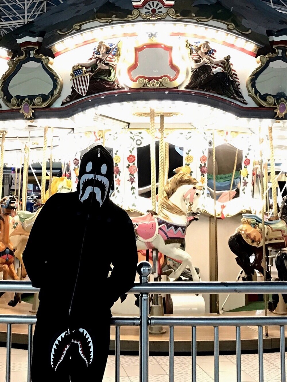 「Bape」｜「A BATHING APEのSHARK FULL ZIP HOODIE（パーカー、ホワイト系）」を使った、jayjoonkimさん（メンズ・177cm）の冬コーディネートの1枚目の写真