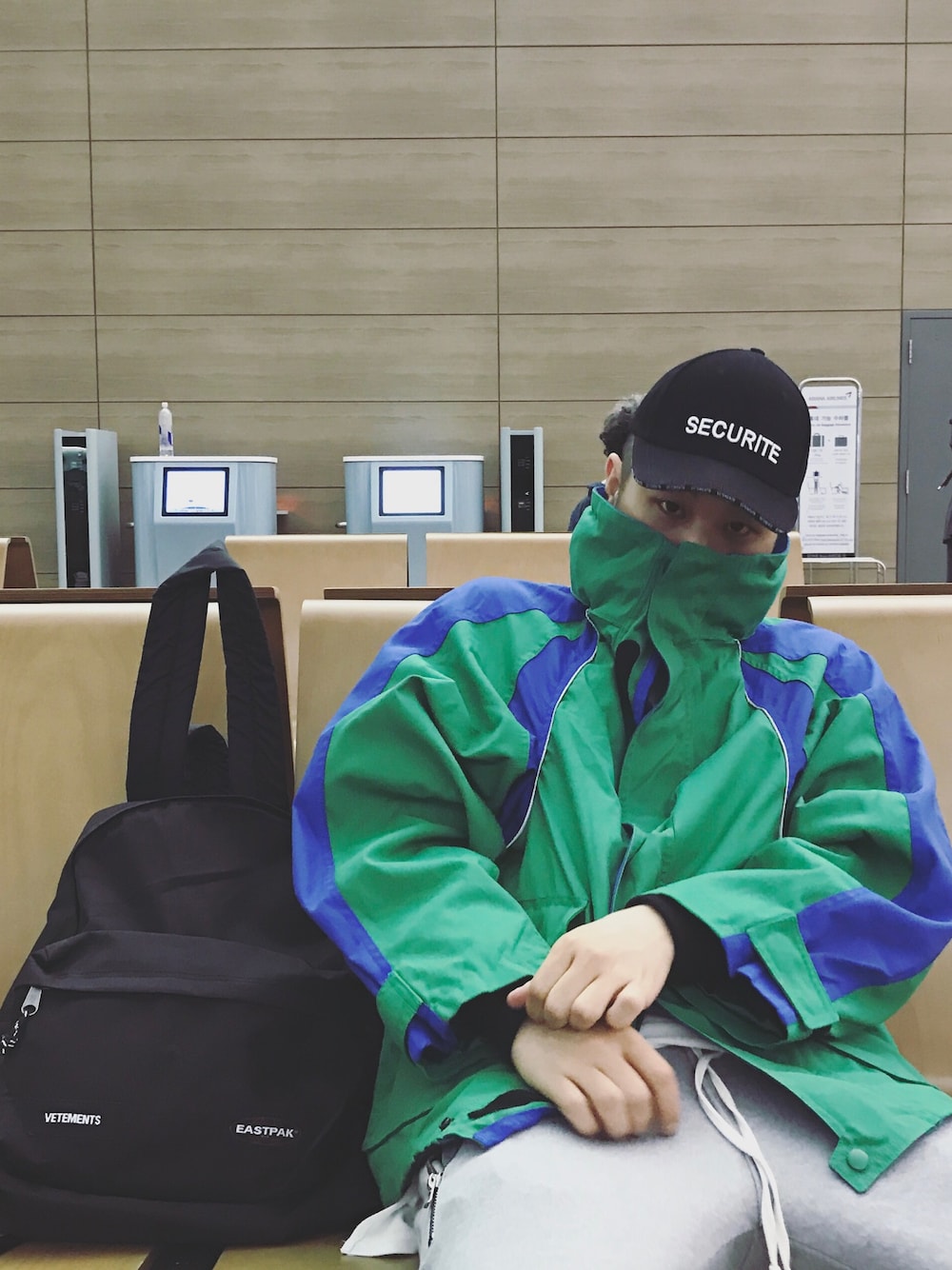 「BALENCIAGA、vetements、demnagvasalia」｜「BALENCIAGAのアイテム（マウンテンパーカー、グリーン系）」を使った、jayjoonkimさん（メンズ・177cm）の春コーディネートの1枚目の写真