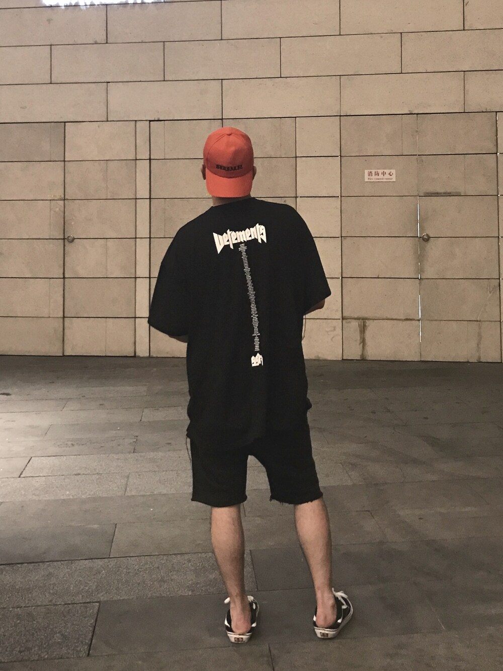 「VETEMENTSのアイテム（Tシャツ/カットソー、ブラック系）」を使った、jayjoonkimさん（メンズ・177cm）の夏コーディネートの1枚目の写真