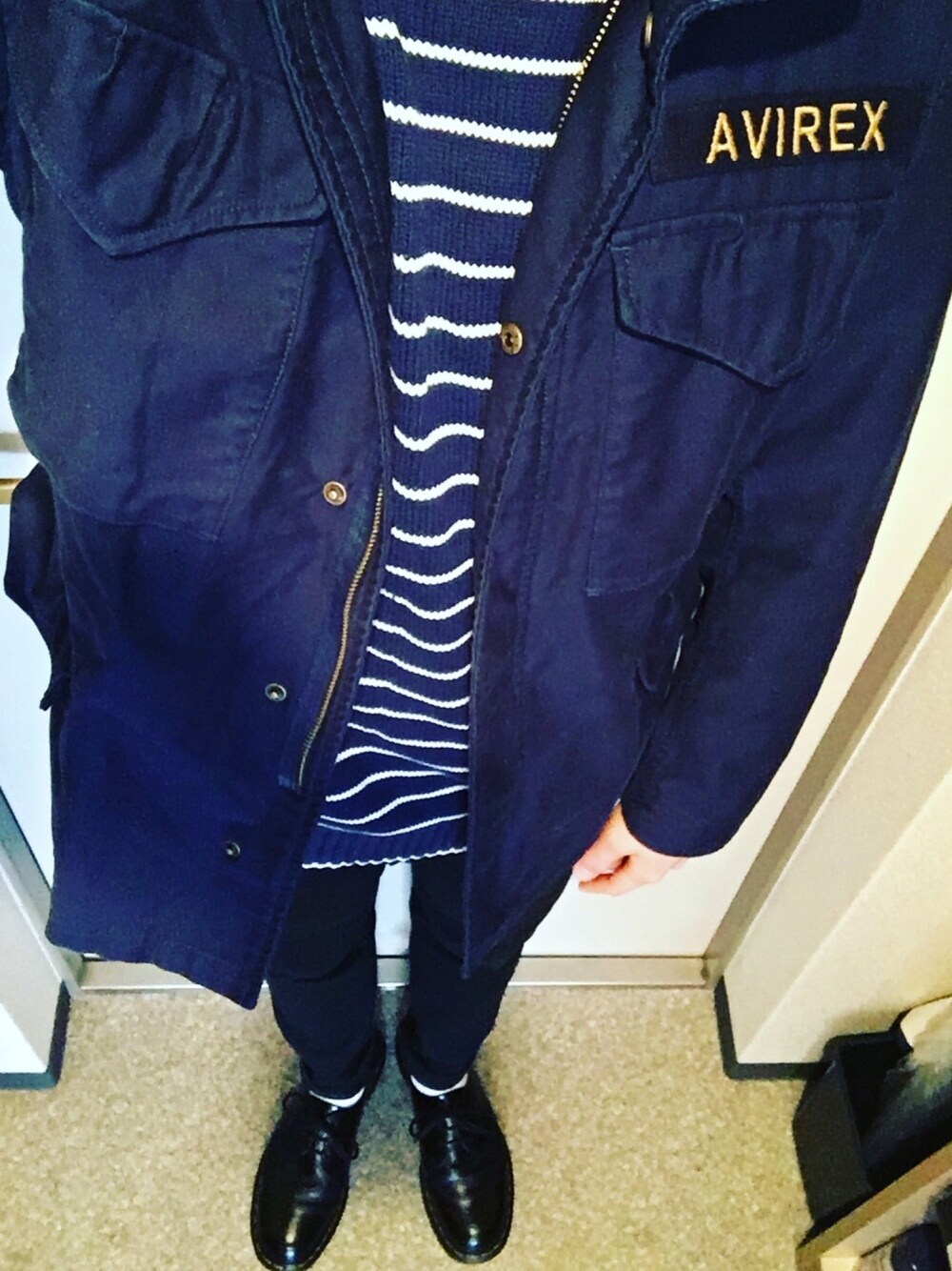 ブルー系のミリタリージャケット、ブルー系のニット/セーター、ブラック系のその他パンツを着用したメンズの冬コーディネートの1枚目の写真