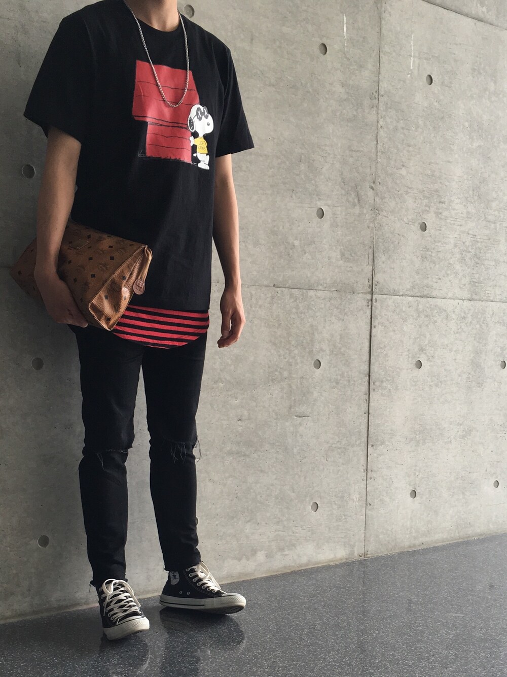 ブラック系のTシャツ/カットソー、レッド系のタンクトップ、ブラック系のその他パンツを着用したメンズの春コーディネートの1枚目の写真