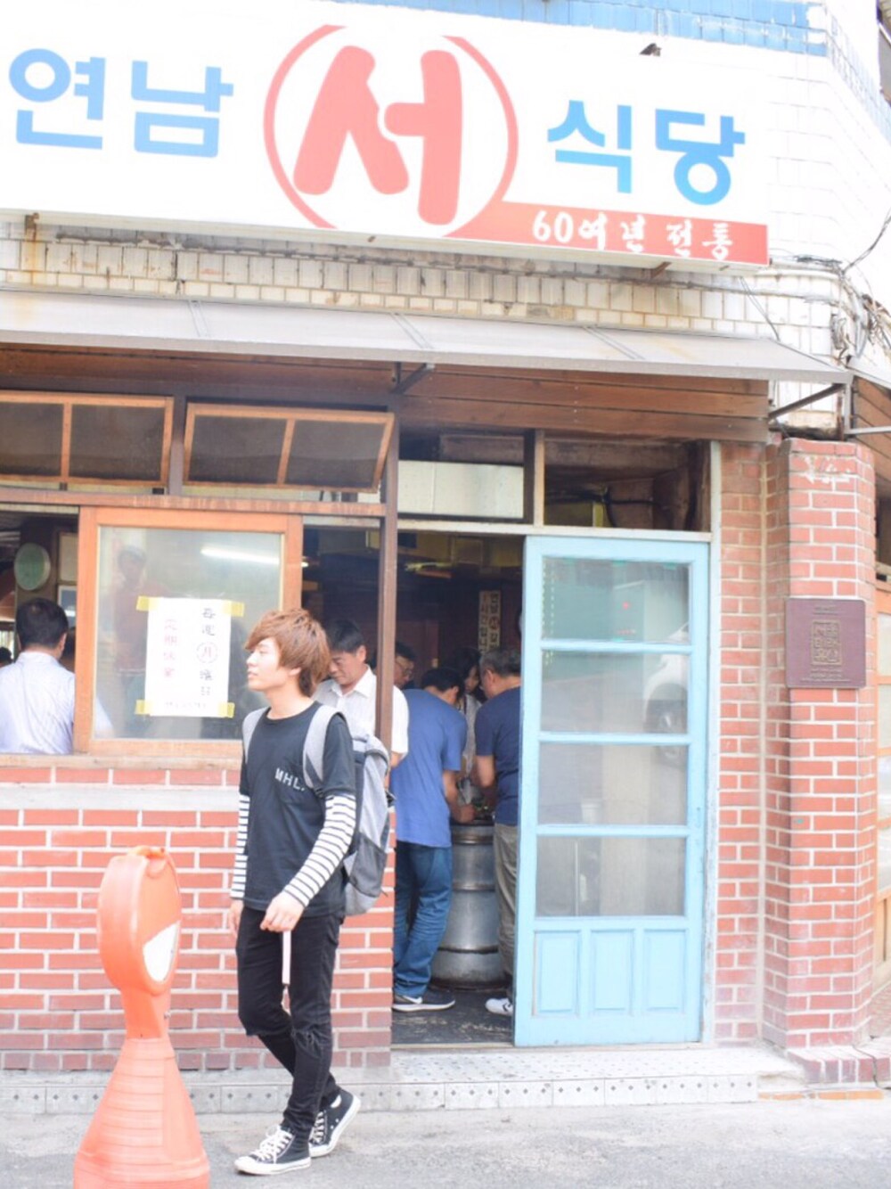 ブラック系のTシャツ/カットソー、ブラック系のTシャツ/カットソー、ブラック系のバックパック/リュックを着用したメンズの夏コーディネートの1枚目の写真