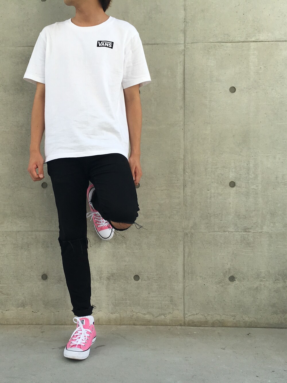 ホワイト系のTシャツ/カットソー、ブラック系のその他パンツ、ピンク系のスニーカーを着用したメンズの夏コーディネートの1枚目の写真