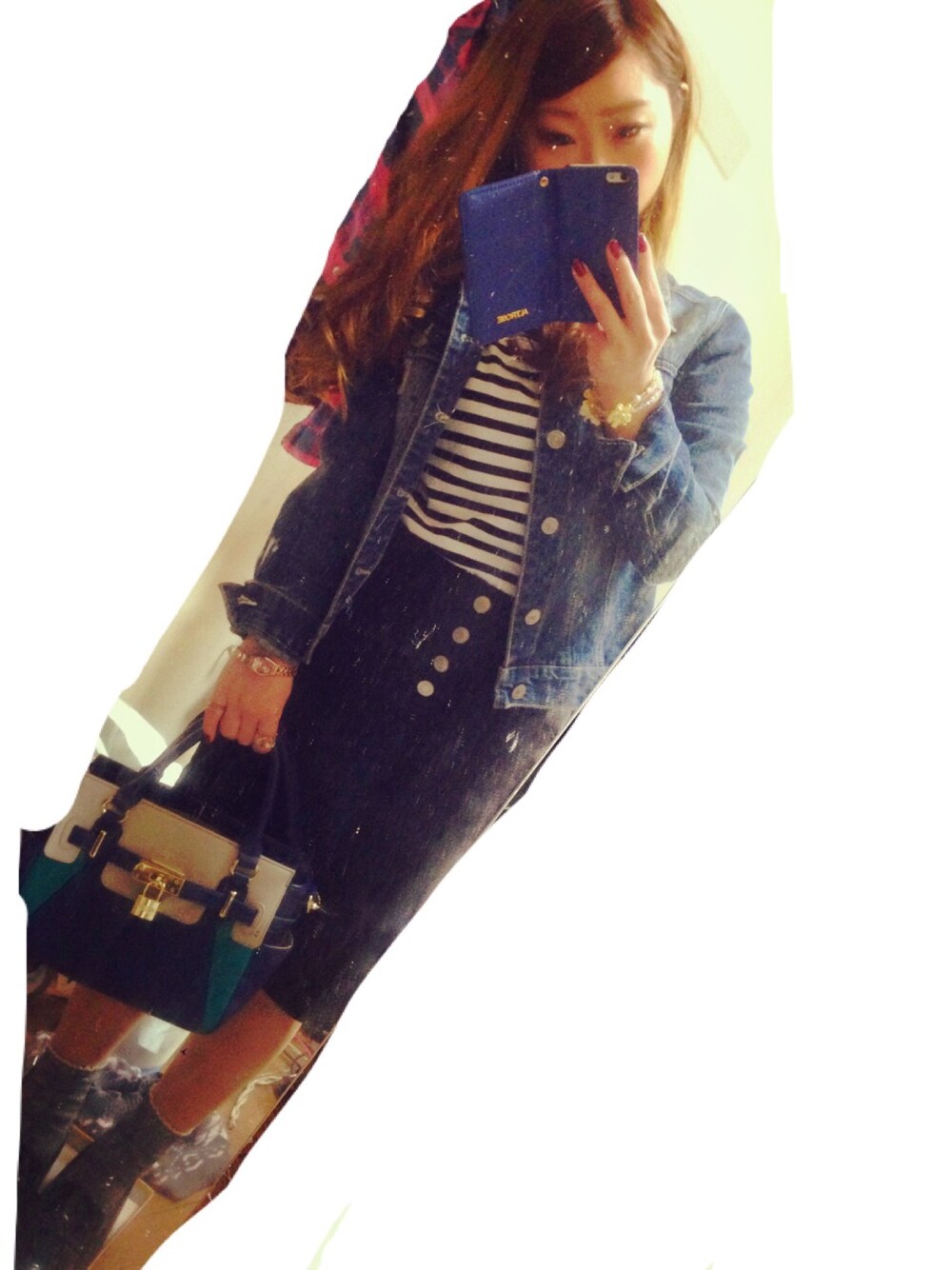 ホワイト系のTシャツ/カットソーを着用したレディースの春コーディネートの1枚目の写真