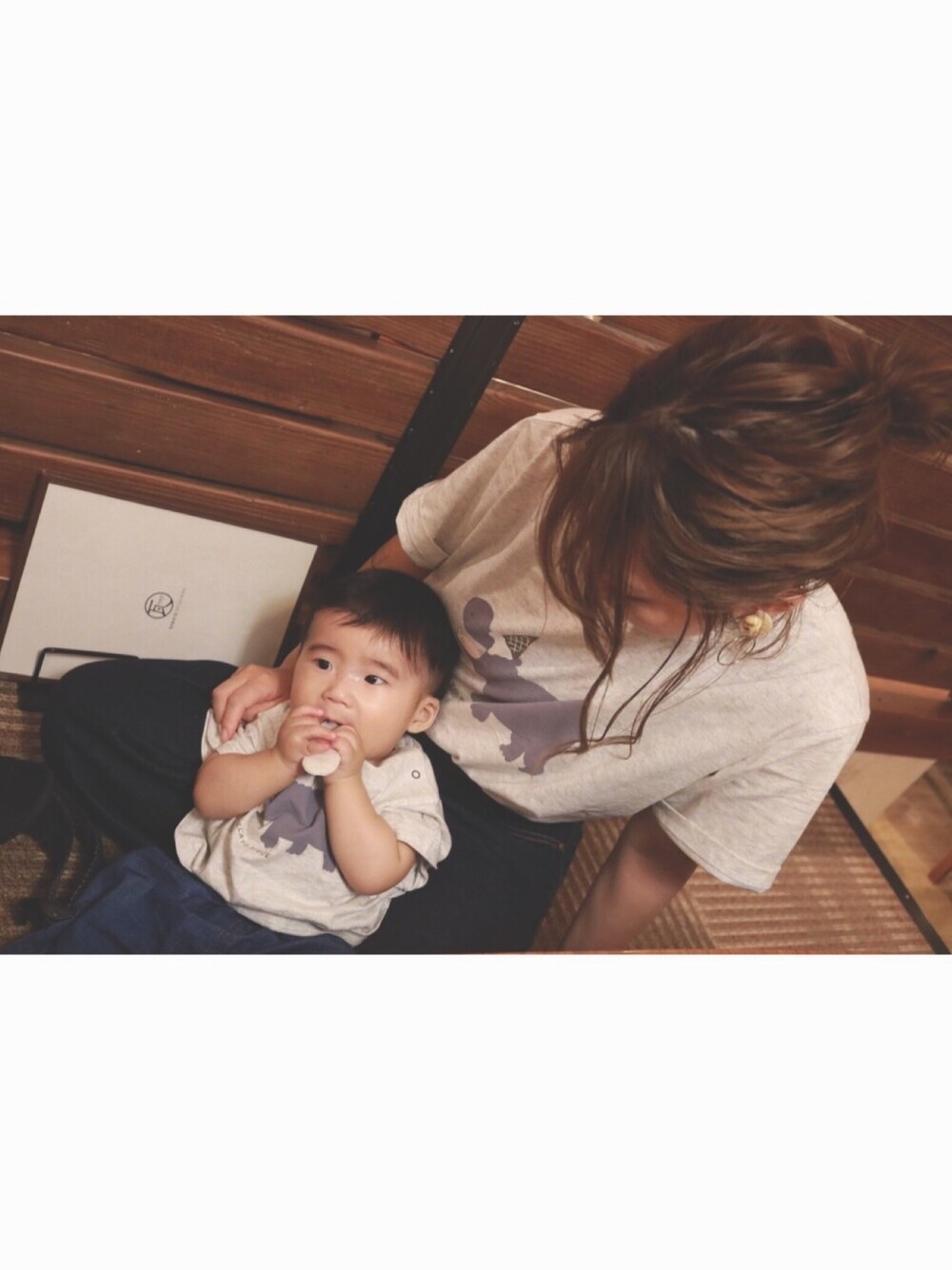 グレー系のTシャツ/カットソーを着用したレディースの夏コーディネートの1枚目の写真