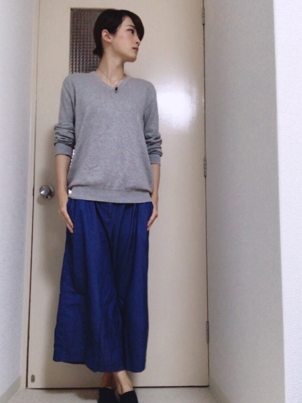 「シンプル、シンプルコーデ、通勤スタイル、スニーカー」｜「UNIQLOのWOMEN カシミヤVネックセーター（長袖）（ニット/セーター、グレー系）」を使った、mochanさん（レディース・162cm）の秋コーディネートの1枚目の写真