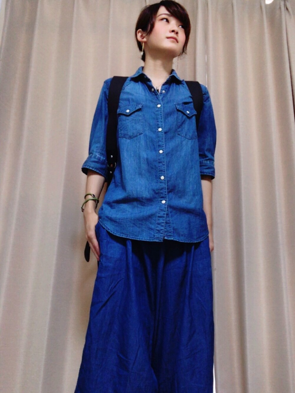 「デニム、リュック、デニム×デニム」｜「PORTERのPORTER BRIDGE  RUCK SACK LARGE <B印 YOSHIDA SELECT>（バックパック/リュック、ブルー系）」を使った、mochanさん（レディース・162cm）の秋コーディネートの1枚目の写真