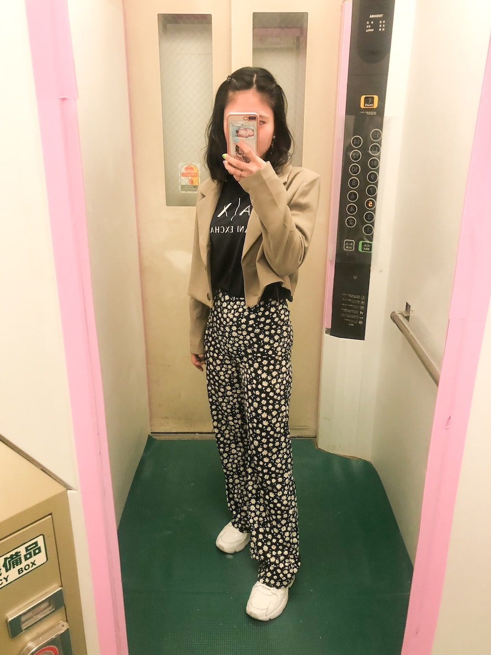 「花柄、マーガレット、フレアパンツ、ショート丈ジャケット、ネイビーコーデ、春コーデ」｜「ARMANI EXCHANGEの長袖Tシャツ（Tシャツ/カットソー、ブルー系）」を使った、KRNさん（レディース・155cm）の春コーディネートの1枚目の写真