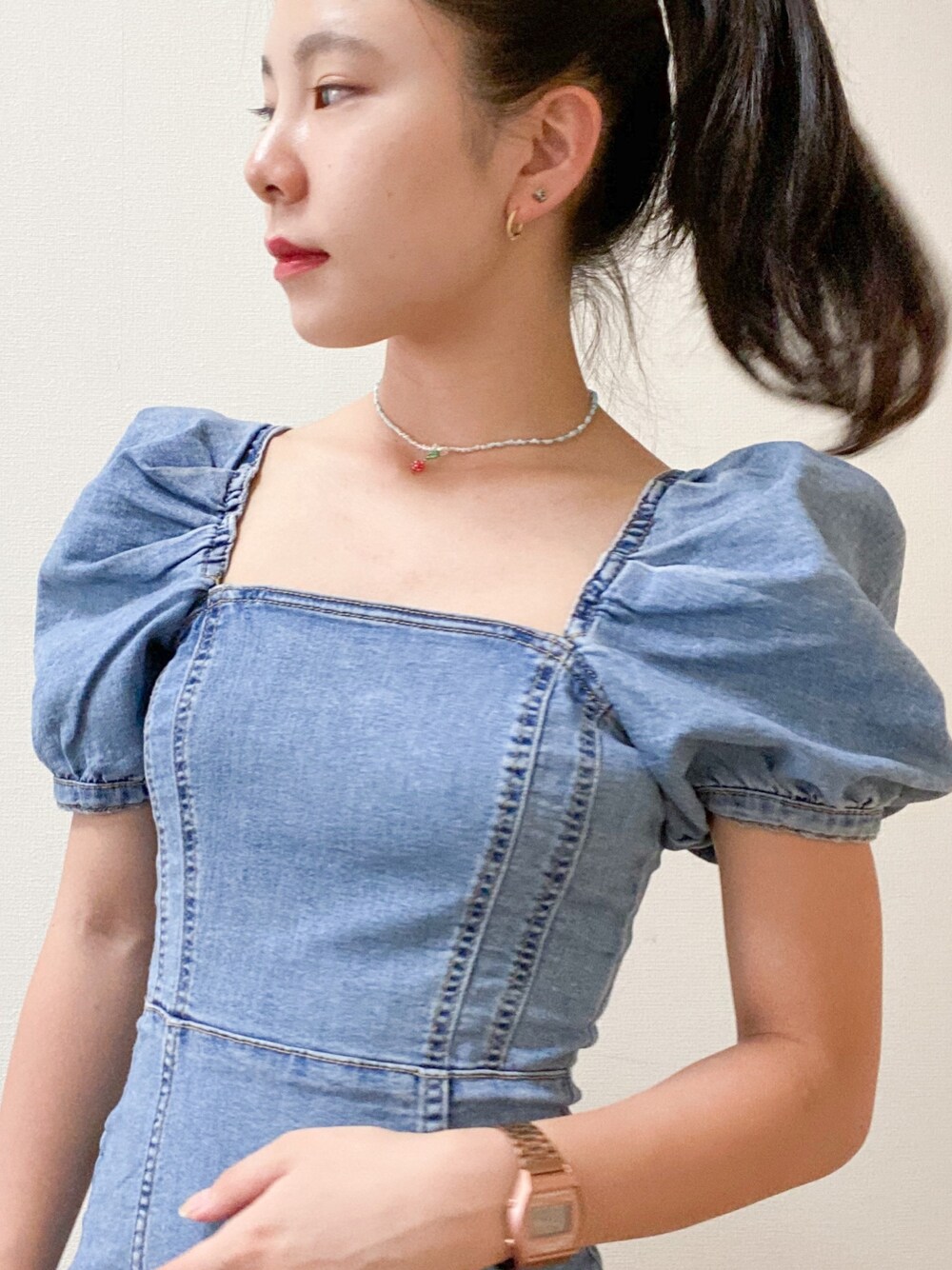「デニム、デニムワンピース、フレア袖、チープカシオ、ポニーテール、ワンピース、大人ガーリー」｜「H&Mのアイテム（ワンピース/ドレス、ブルー系）」を使った、KRNさん（レディース・155cm）の夏コーディネートの1枚目の写真