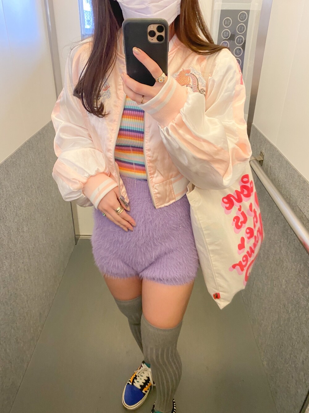 「スカジャン、ニットパンツ、カラフル、パステルカラー、ニット、タイトシルエット、ニーハイ、カジュアルコーデ、春コーデ、ゆるコーデ」｜「ZARAのアイテム（その他パンツ、パープル系）」を使った、KRNさん（レディース・155cm）の冬コーディネートの1枚目の写真