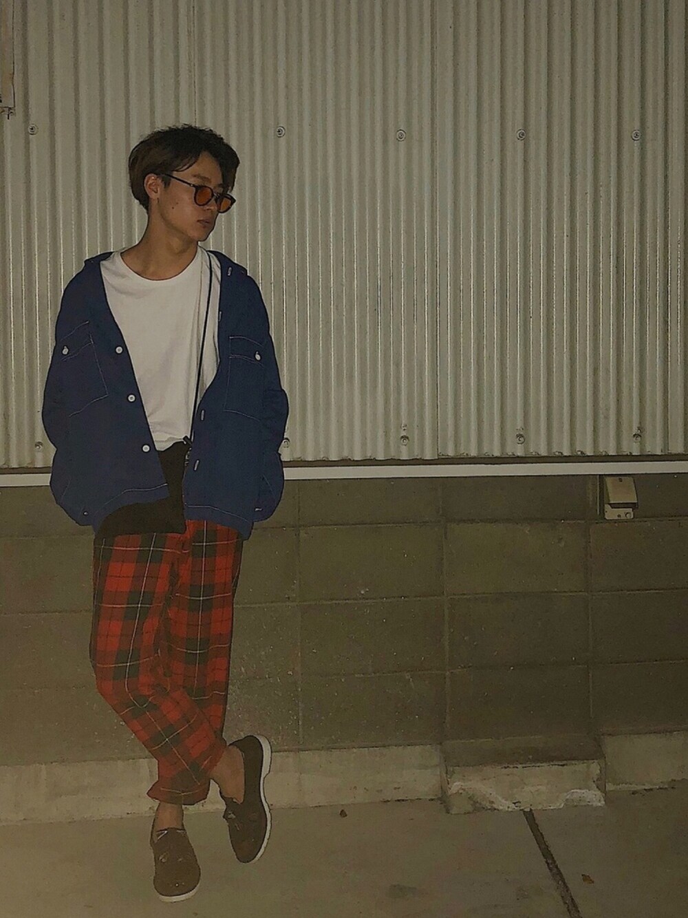 「赤チェック、チェックパンツ、タッセルローファー、ロールアップ、タックイン、白Tシャツ、デニムジャケット、サングラス、サコッシュ、春コーデ」｜「Revo.のRevo. SELECT ITEM / ボストン コンビ サングラス（サングラス、オレンジ系）」を使った、Tetsuさん（メンズ・180cm）の春コーディネートの1枚目の写真