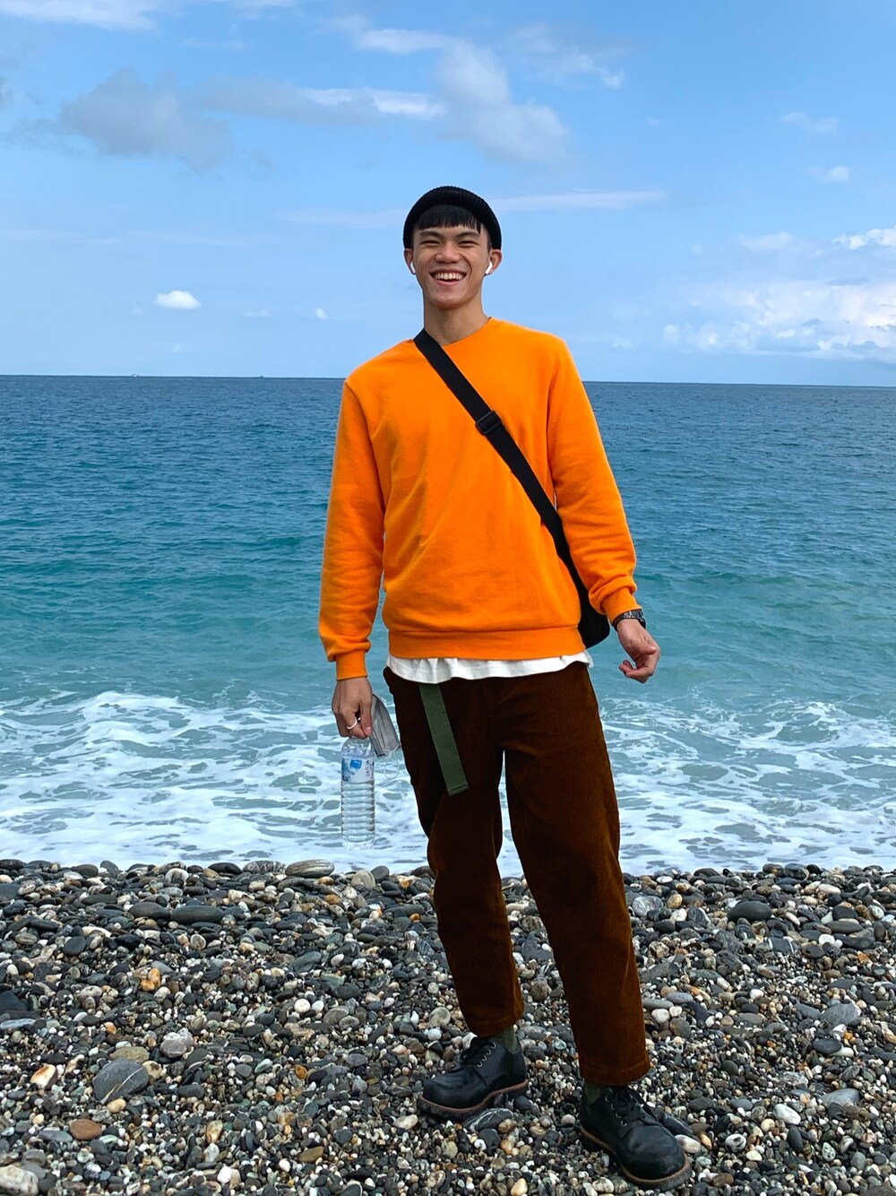 「ootd、街頭穿搭、復古、日系極簡」｜「H&Mのアイテム（Tシャツ/カットソー、オレンジ系）」を使った、Ray  さん（メンズ・176cm）の冬コーディネートの1枚目の写真