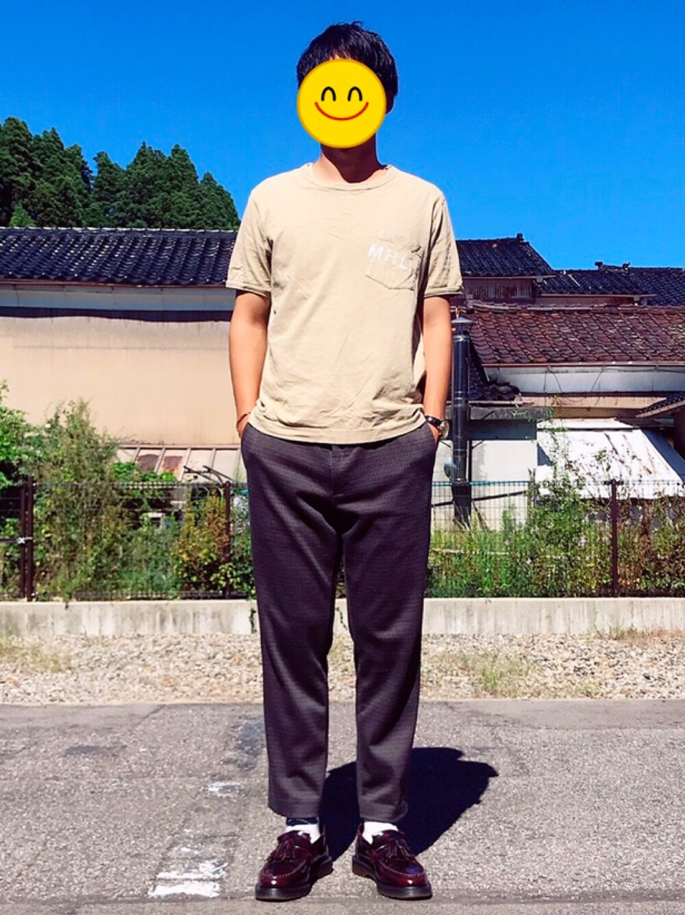 「お洒落さんとつながりたい、ユニクロ、ドクターマーチン、MHL.、ポールスミス、ダニエルウェリントン、大人カジュアル、キレイめ」｜「UNIQLOのアイテム（スラックス、ブラウン系）」を使った、Kenshiroさん（メンズ・177cm）の秋コーディネートの1枚目の写真