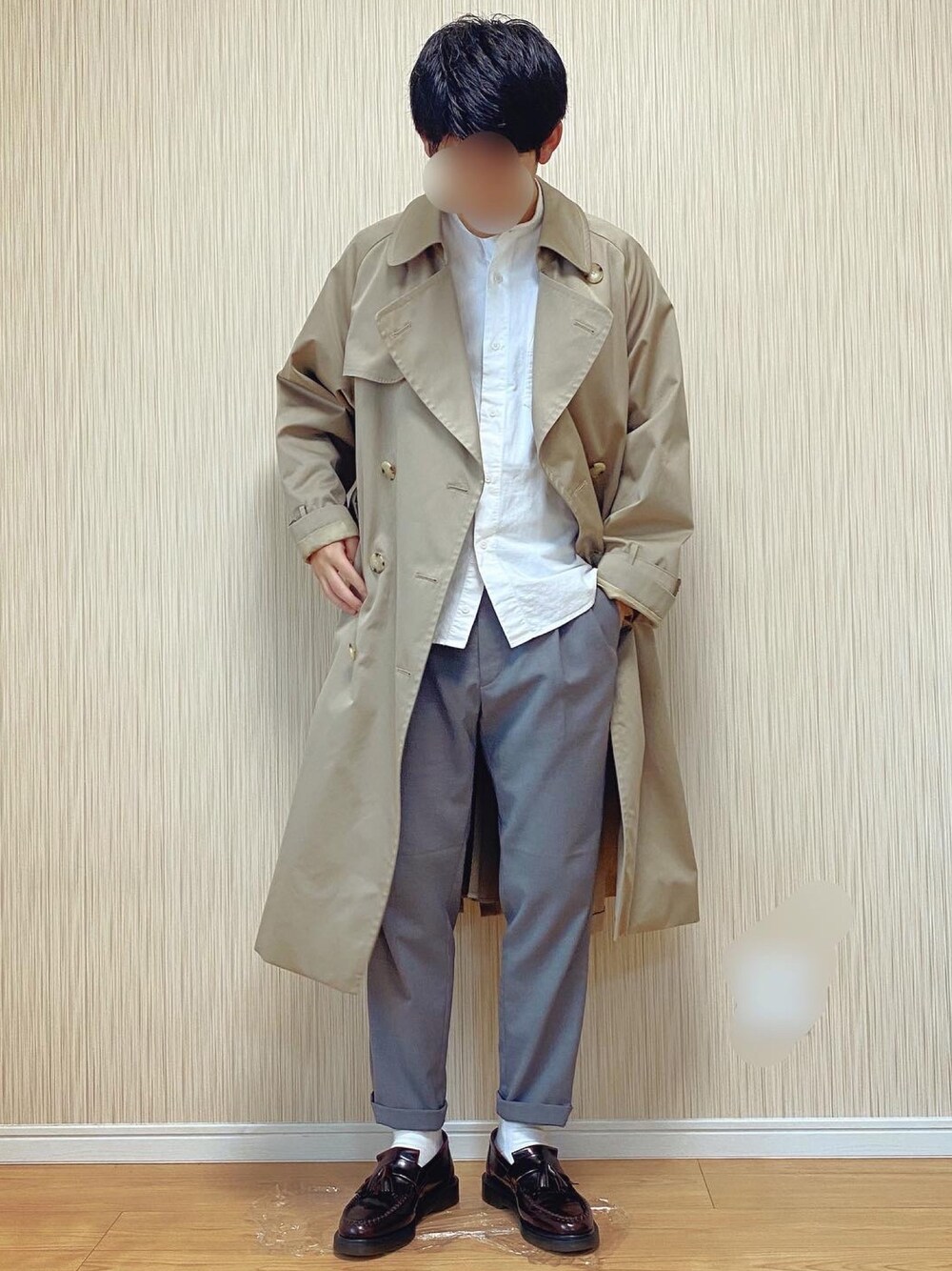 「おしゃれさんと繋がりたい、シンプル、トレンチコート、ドクターマーチン、タッセルローファー、Dr.Martens、スラックス、ノーカラーシャツ、スタンドカラー、無印良品」｜「無印良品のアイテム（シャツ/ブラウス、ホワイト系）」を使った、Kenshiroさん（メンズ・177cm）の春コーディネートの1枚目の写真