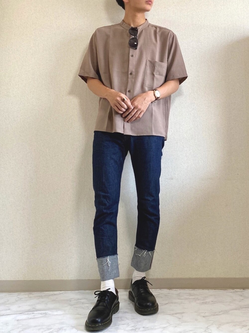 ベージュ系のシャツ/ブラウス、ブルー系のデニムパンツ、ブラック系のブーツを着用したメンズの夏コーディネートの1枚目の写真