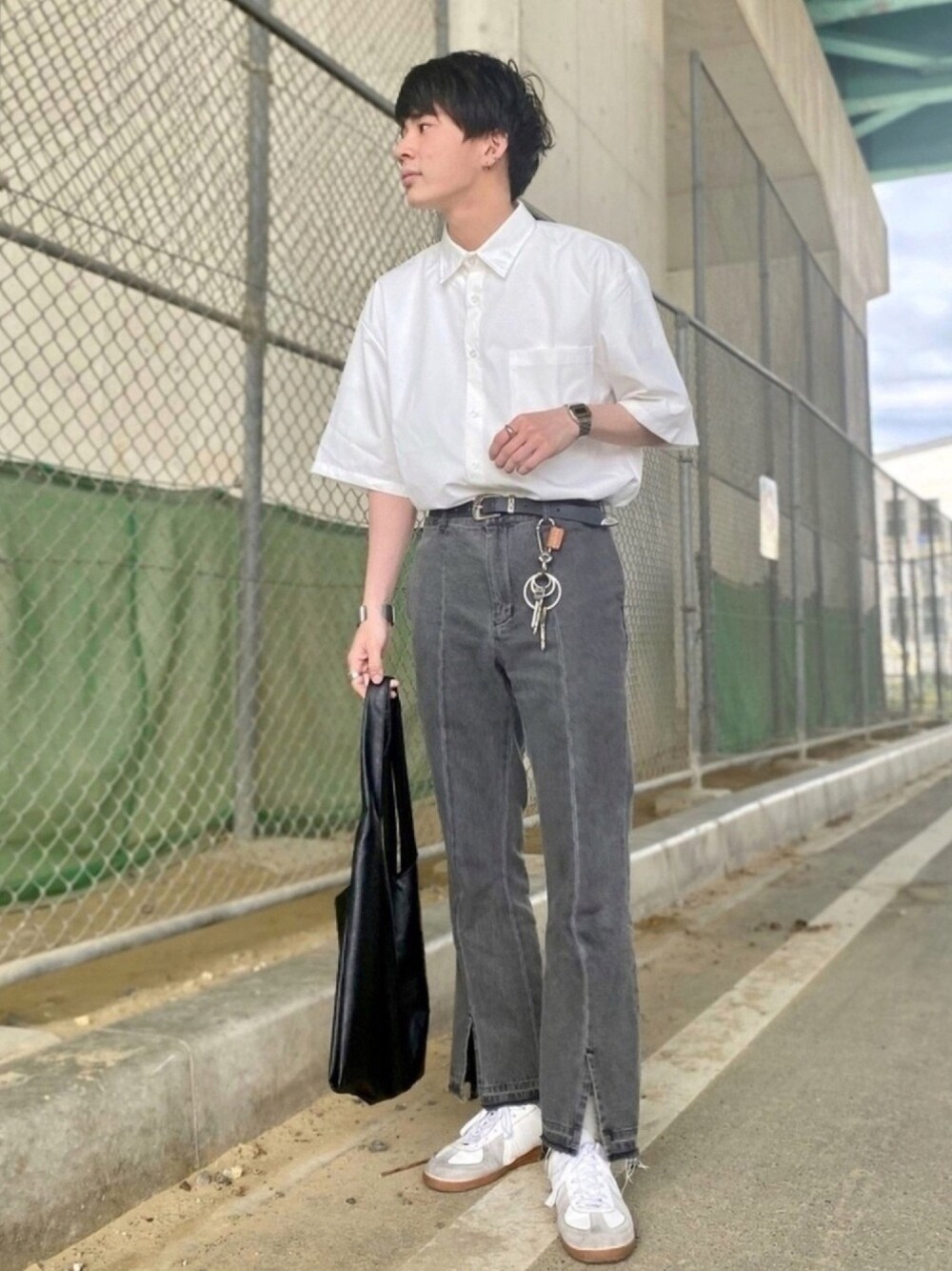 「白スニーカー、シンプルコーデ、韓国ファッション、トートバッグ、ハイウエスト、パステルカラー、タックイン、休日スタイル、プチプラ、スラックス」｜「ciite'のディフォームバングル（バングル/リストバンド、シルバー系）」を使った、idakaさん（メンズ・171cm）の春コーディネートの1枚目の写真