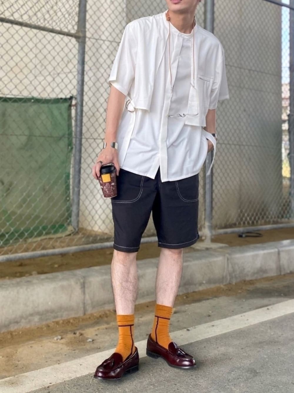ホワイト系のシャツ/ブラウス、グレー系のその他パンツ、ブラウン系のローファーを着用したメンズの夏コーディネートの1枚目の写真