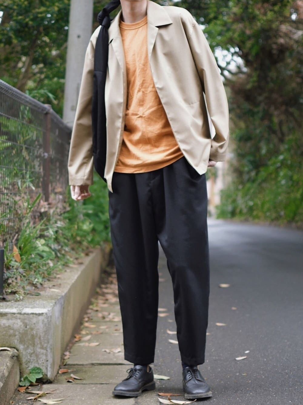 「春、シンプル、春コーデ、シンプルコーデ、ゆるコーデ、シャツジャケット、Tシャツ、スラックス、靴下、革靴」｜「AURALEEのアイテム（ジャケット/アウター、ベージュ系）」を使った、Yuさん（メンズ・180cm）の春コーディネートの1枚目の写真